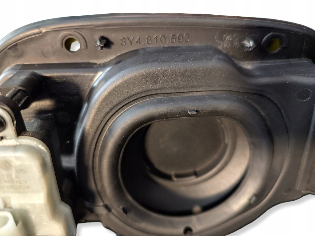 фото №7, Audi a3 8y 1.4tfsie hybrid крышка разъём зарядки аккумулятора 8y4810593