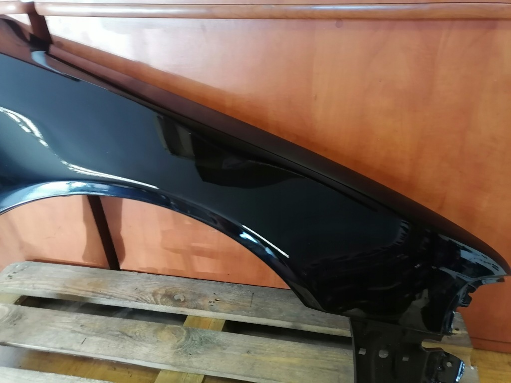 Крыло  правый  перед audi a4 b5 дорестайлинг  ly9b с отверстие на эмблема Цена