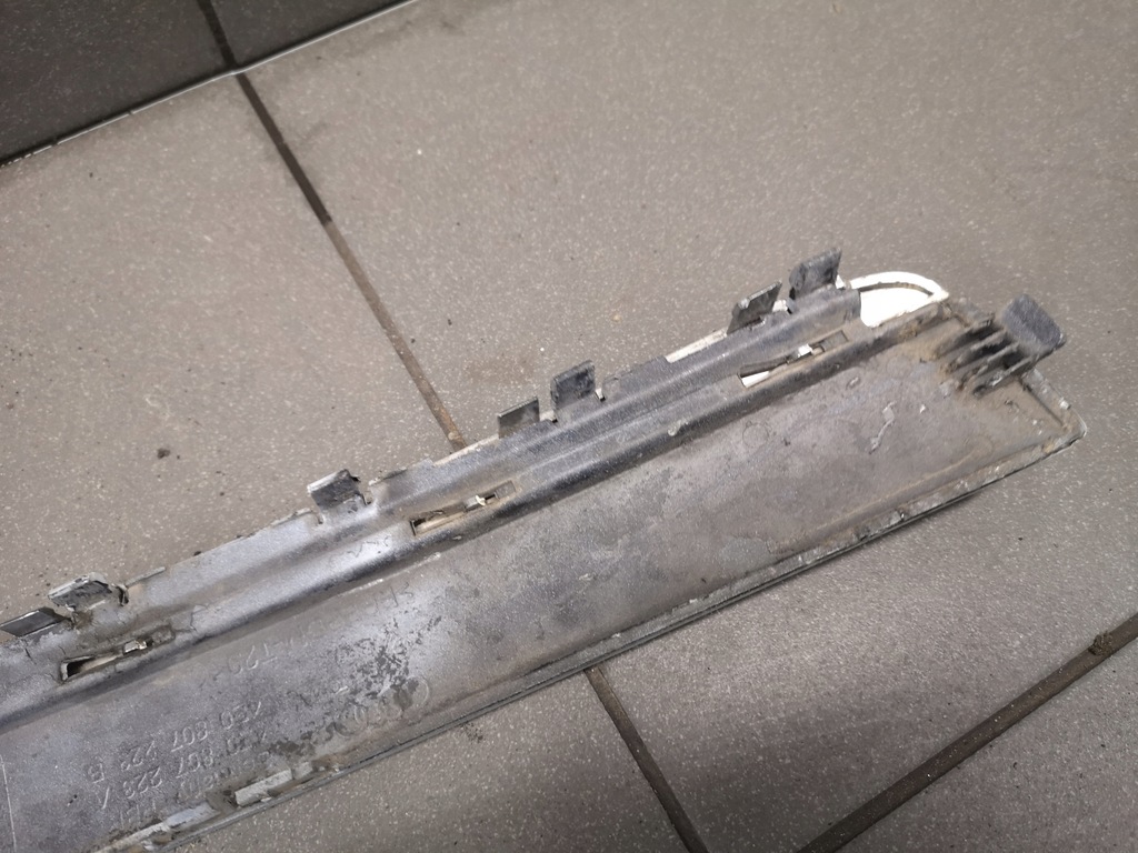 фото №12, Молдинг бампера ліва audi a8 d3 білий 4e0807223a