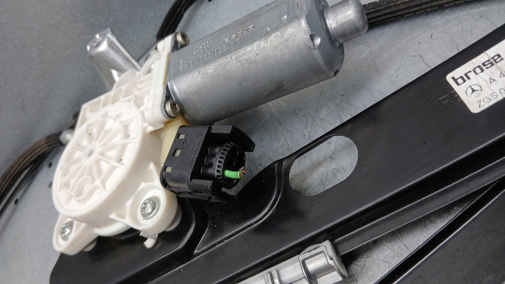 Подъемник правый перед mercedes vaneo w414 01-05r 1.7cdi a4147200946 в Украине