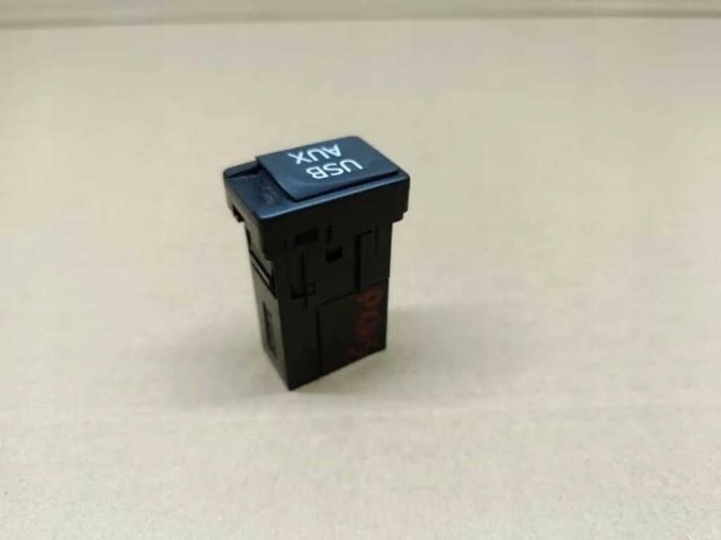 фото №2, Разъём aux usb 86190-48030 toyota prius plus +