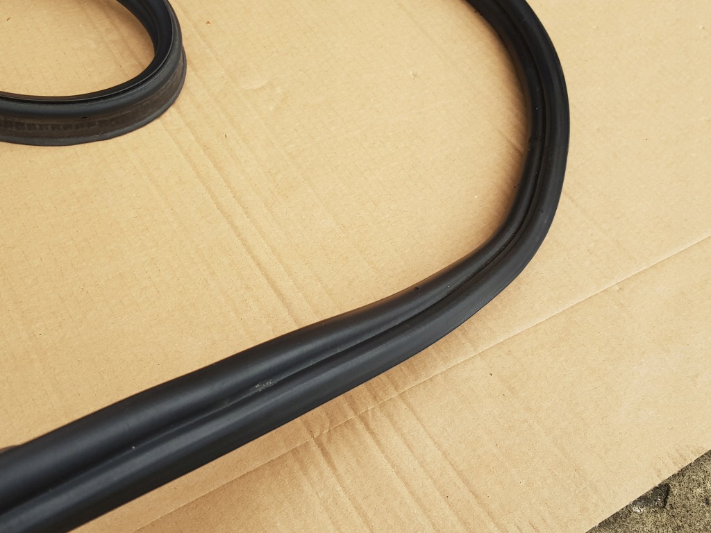 фото №10, Прокладка крышки задняя - ниша багажника / vw touran i - 2003-2010 - оригинал