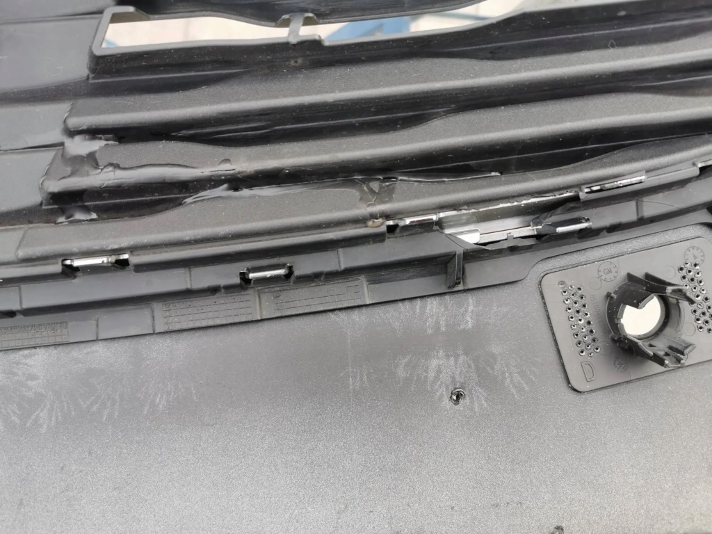 Бампер, решітка , решітка радіатора, решітка середня opel insignia b дорестайлінг Зі Шроту