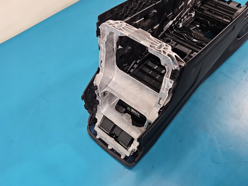 Подлокотник туннель audi q7 2 4m 4m0864981 4m0863243c европа hb 5d Доставка