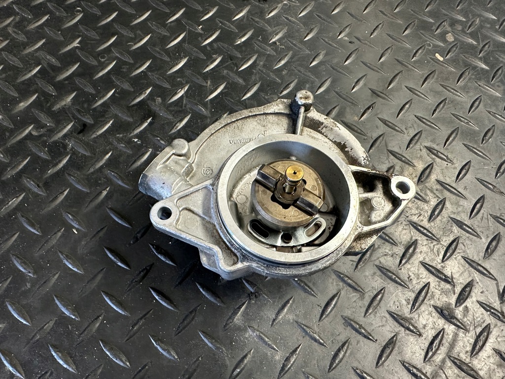 фото №1, Насос вакуум audi a8 d4 4.2 tdi cds 059145100j