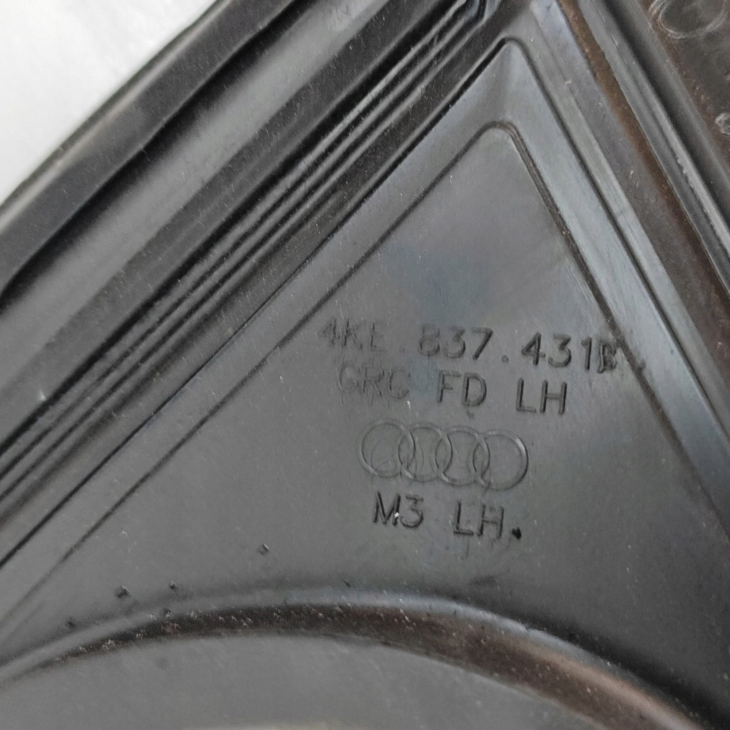 фото №8, Audi e-tron 2019 левая сторона молдинг / прокладка стекло дверь