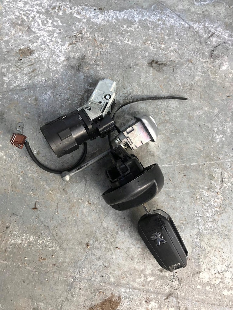 фото №1, Замок зажигания вкладка заливная горловина ключ peugeot 208