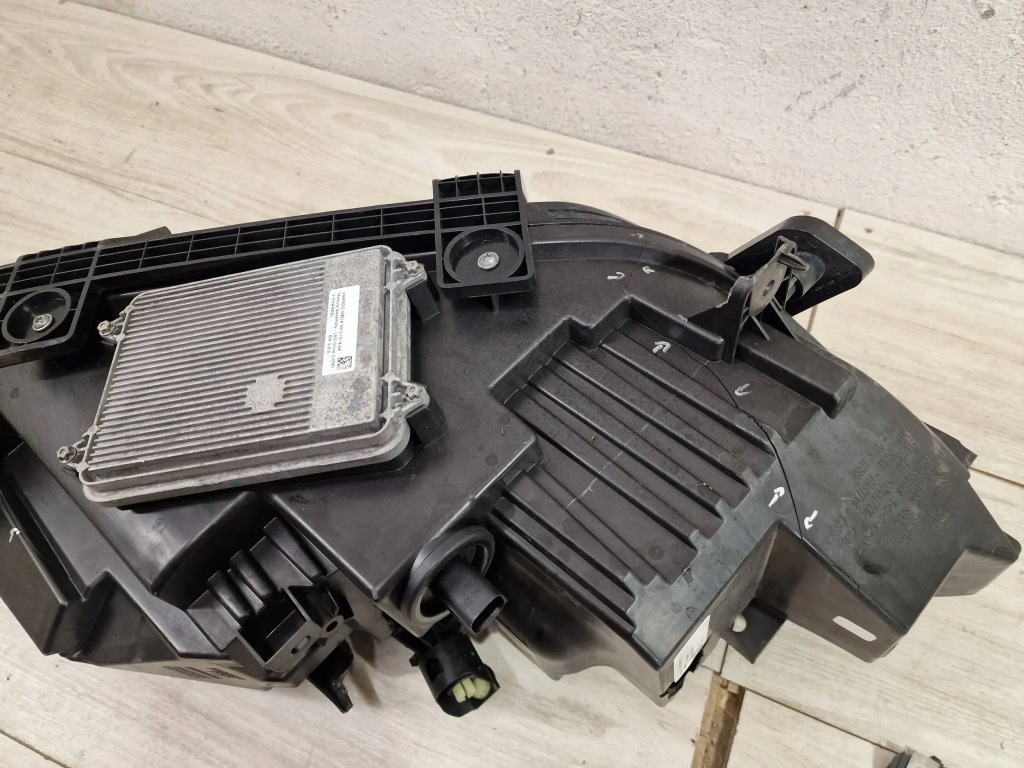 Tesla x лампа передня ліва led eu 1034318-00-dprzednie Недорого