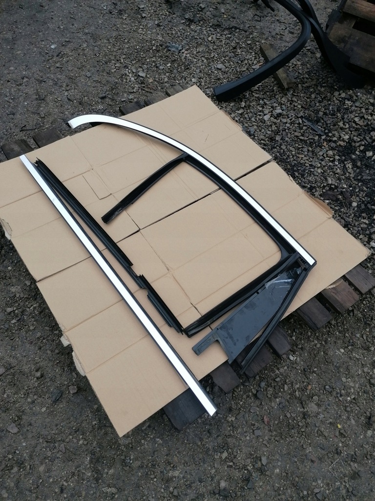 фото №4, Mercedes w213 рамка двері молдинг права задня хром