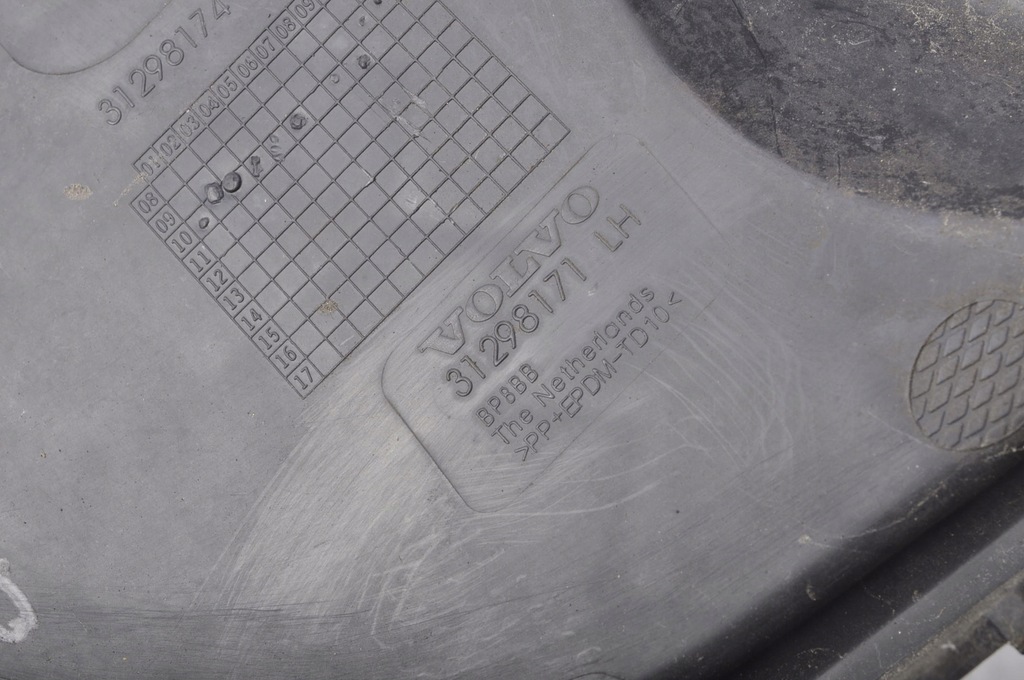 фото №8, Volvo c30 рамка решётка противотуманной фары левая 31298171
