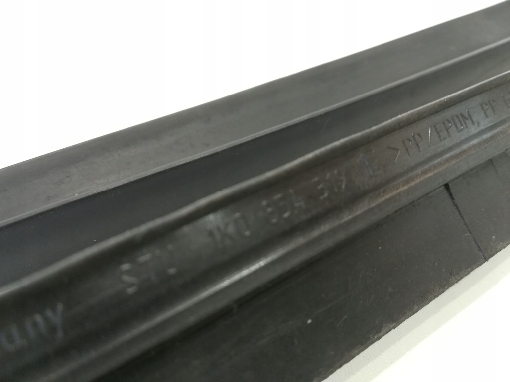 фото №5, Молдинг прокладка вертикальная стекло передней левая vw golf v