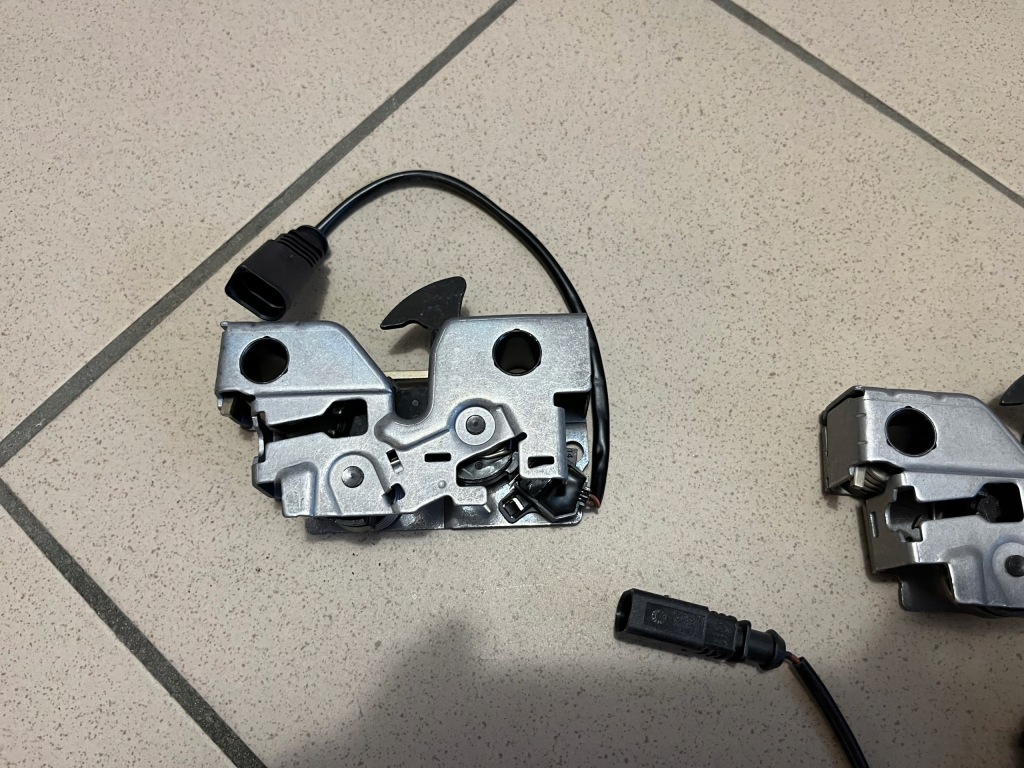 фото №2, Skoda rapid 5ja замок капот засов