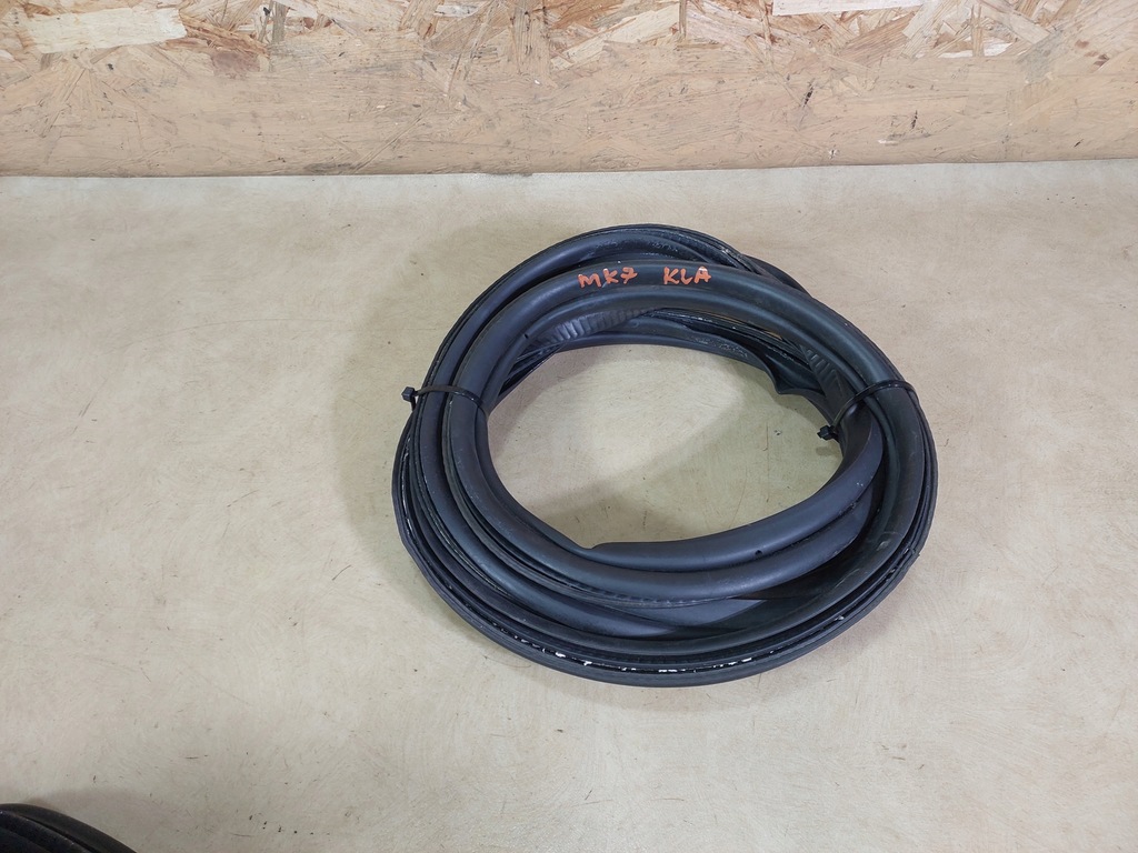 фото №1, Fiesta mk7 прокладка крышки багажника