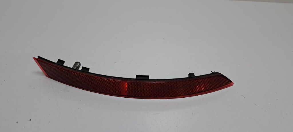 фото №1, Audi a4 b9 отражатель правый бампера заднего 8w0945106d