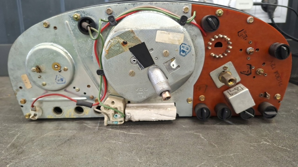 Купити 87001021 лічильник приладова панель mercedes w116