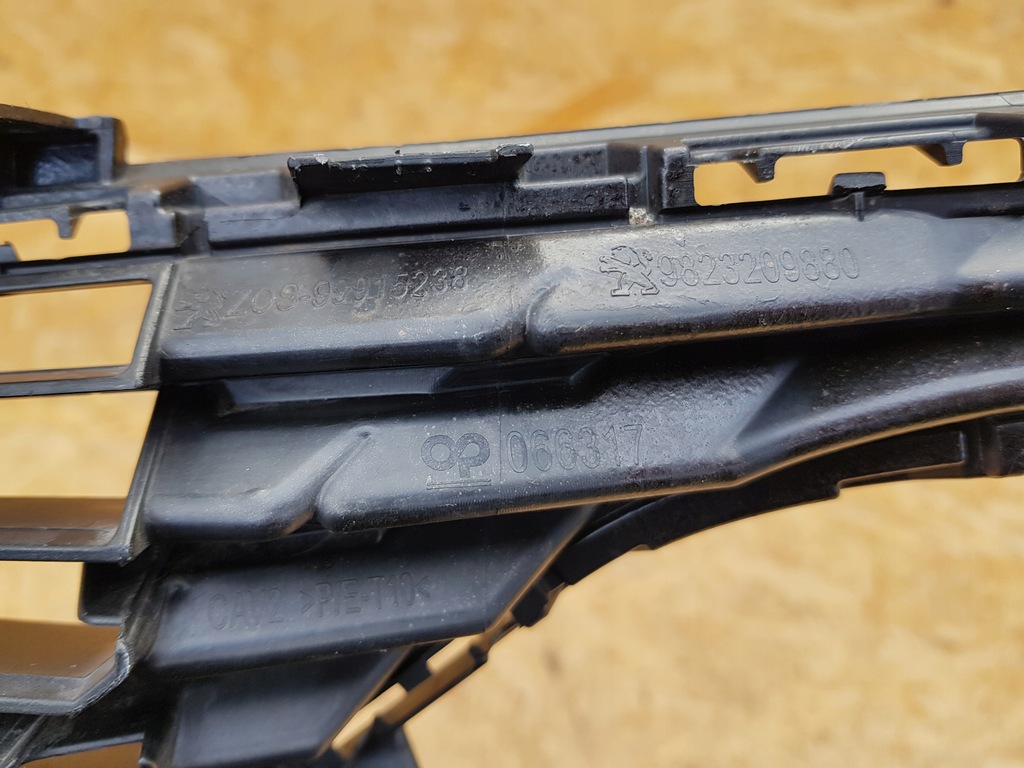 фото №13, Peugeot 208 ii 19- решётка средняя решётка радиатора решётка радиатора бампера перед 9823209880