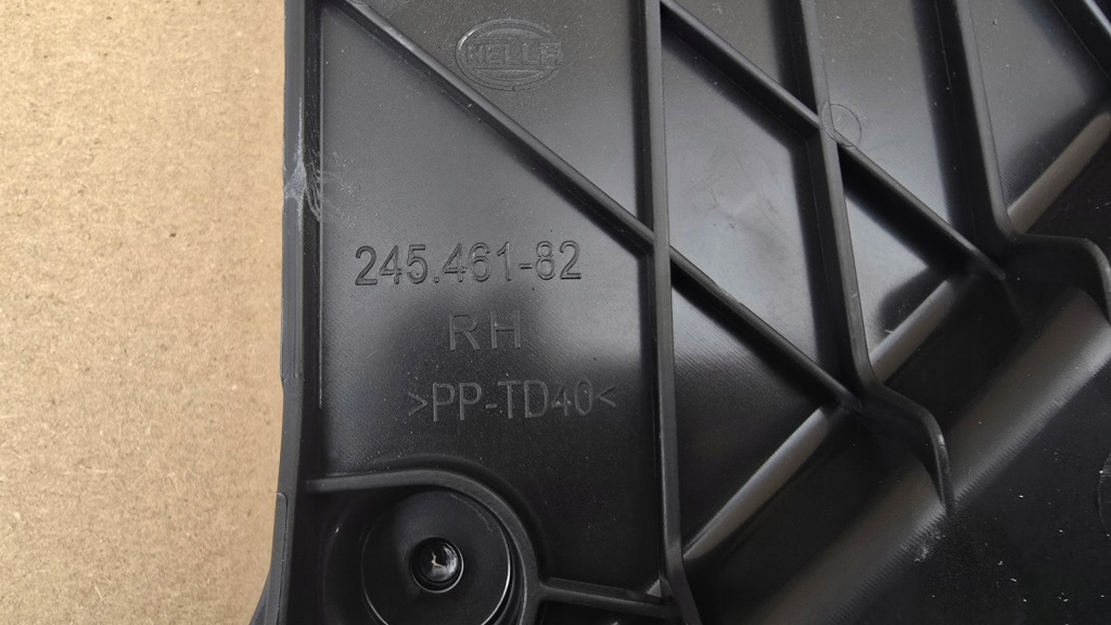 Tesla model 3 y кронштейн лампы правый перед 245461-82 Недорого