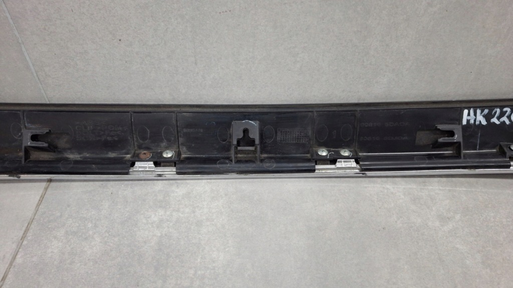 Накладка молдинг кришки задній infiniti qx30 q30 15-19 Ціна