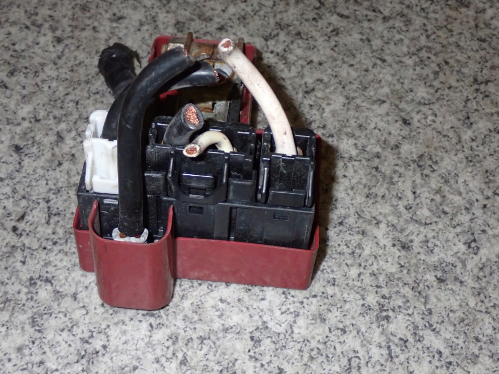 фото №5, Toyota yaris ii 1.4 d4d 06- клемма предохранители