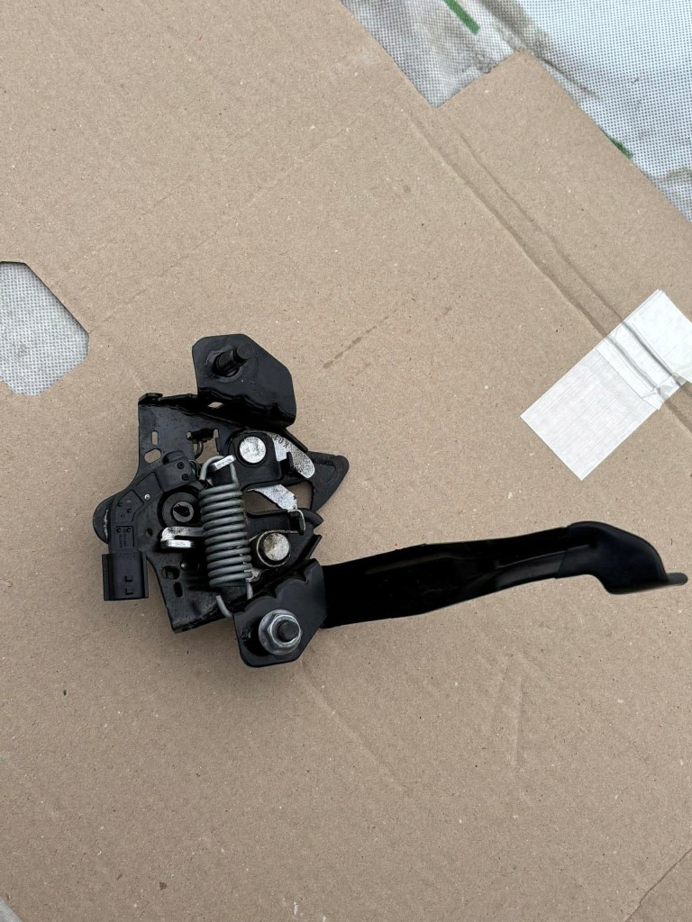 Купити Nissan juke 2 n16 21/24r замок капот