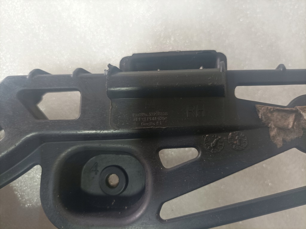 фото №9, Opel оригінальний номер 13238838 напрямна бампера