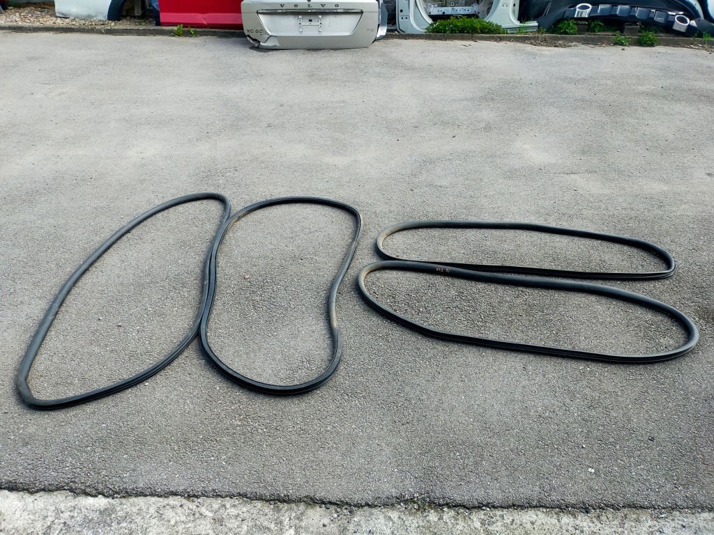 фото №1, Volvo v40 cc прокладка отверстие дверь резиновый элемент odrzwi