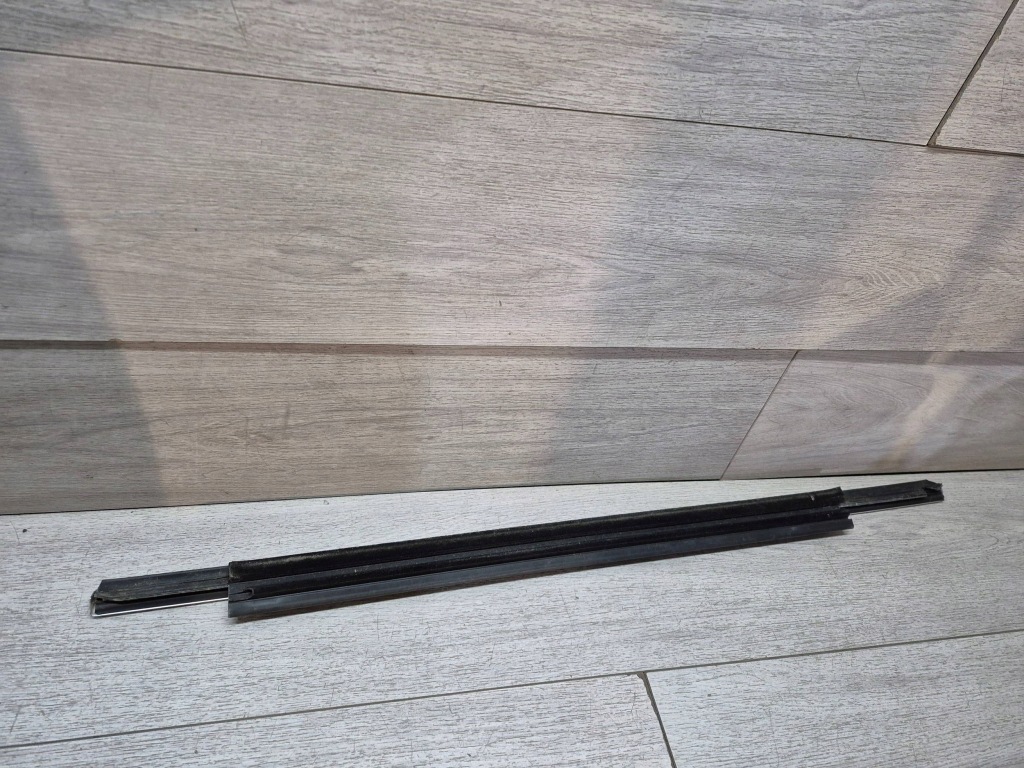 15937. audi q3 молдинг ущільнювач правий задній 8u0853764 в Україні