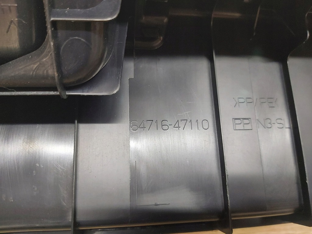 фото №7, Toyota prius iv 1,8 xw50 защита поперечина заднего багажника 64716-47110