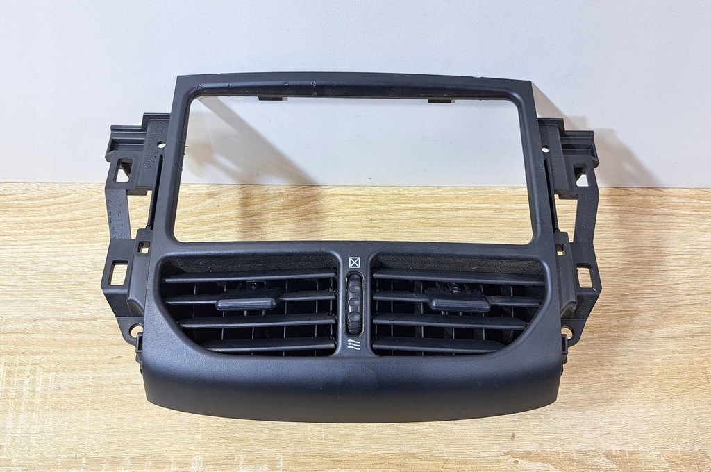 фото №1, Rav4 ii lift 03-05 решітка обдув рамка радіо