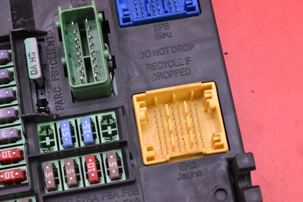 Купити Коробка запобіжників bsi 9664992380 citroen ds5 2.0 hdi 163 km 12-15