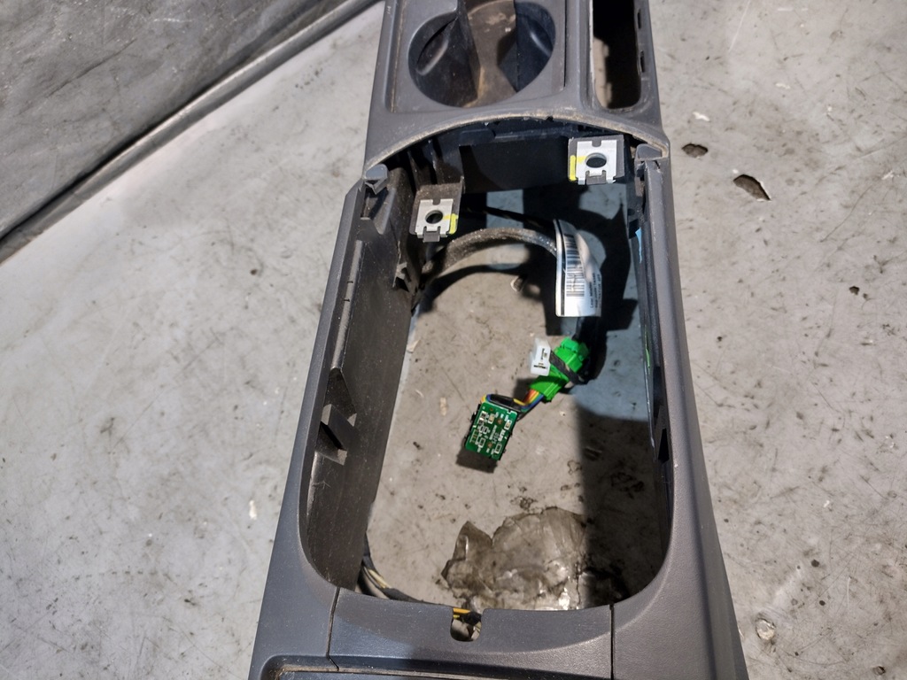 фото №10, Туннель средний подлокотник оригинальный номер 8687408 volvo v50 05r.