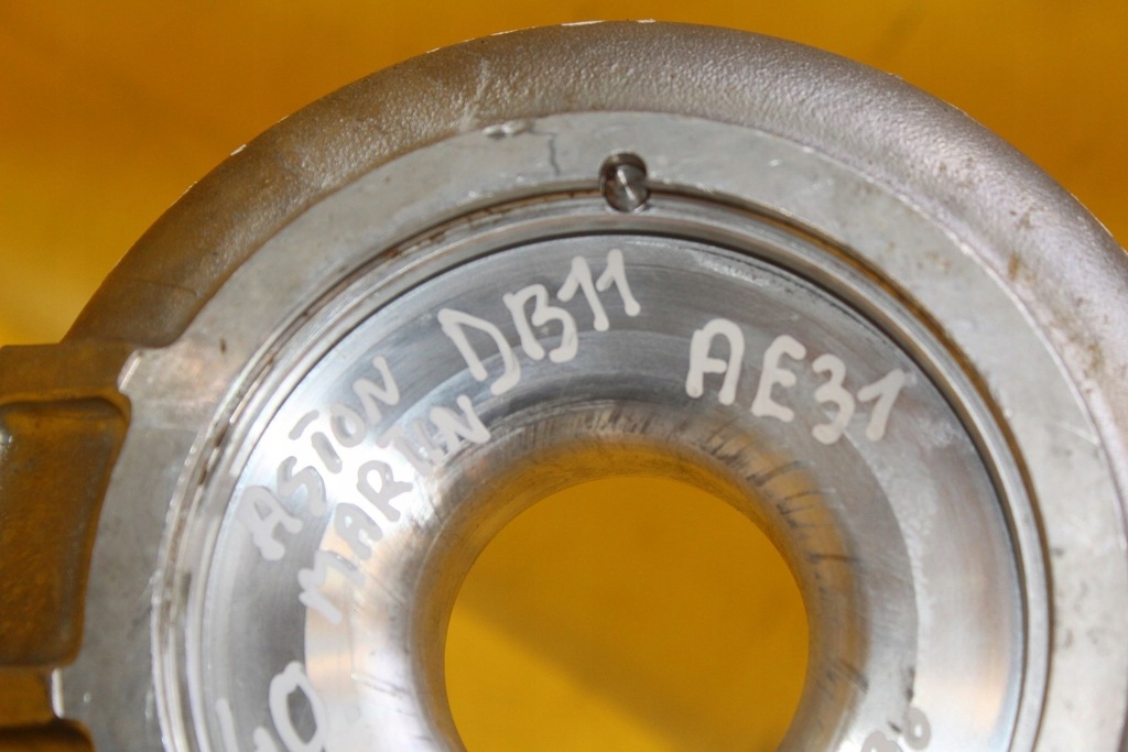 фото №9, Корпус турбины левый aston martin 5.2 b v12 tvin turbo db11 hy53-9g438-ab