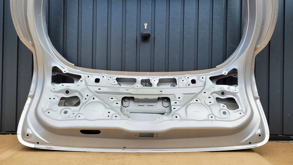 фото №12, Toyota yaris cross 21- крышка багажника багажника задняя fv