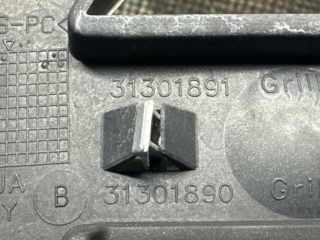 фото №10, Решётка радиатора передний volvo v40 cross country 31301890