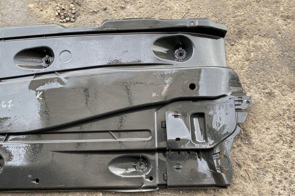 Левая накладка подвеска audi a3 8v1, 8vk 5q0825201l 2.0l дизель 110kw 2013 с Разборки