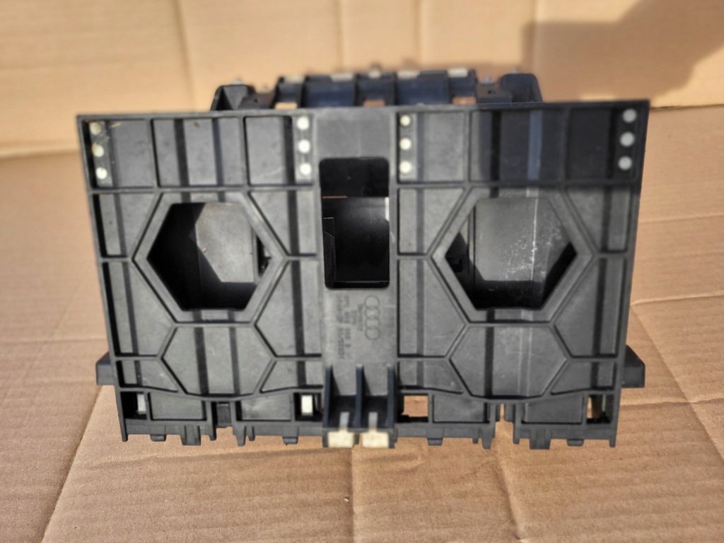 фото №7, Рамка защита радио audi a3 8p оригинальный номер 8p0858005b