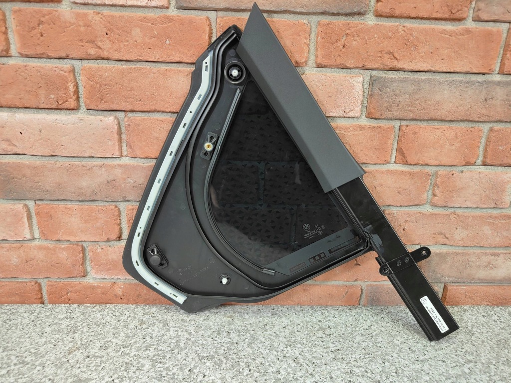 Стекло боковое  дверь левая задний задняя треугольное vsg bmw g70 2022r 9447469 Киев