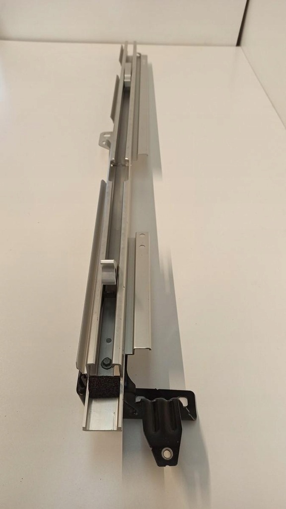 фото №4, Volvo v70 направляющая багажника левая