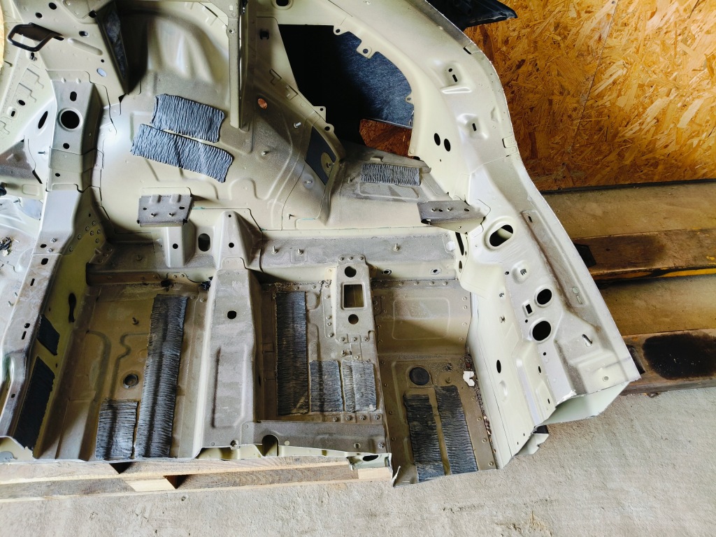 Audi q8 e-tron 55 quattro 19r крила четвертина дах поріг праві задній ly9t в Україні