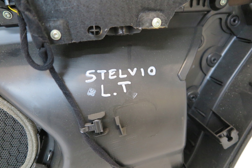 фото №9, Обшивка двері лівий задня alfa romeo stelvio 156197052