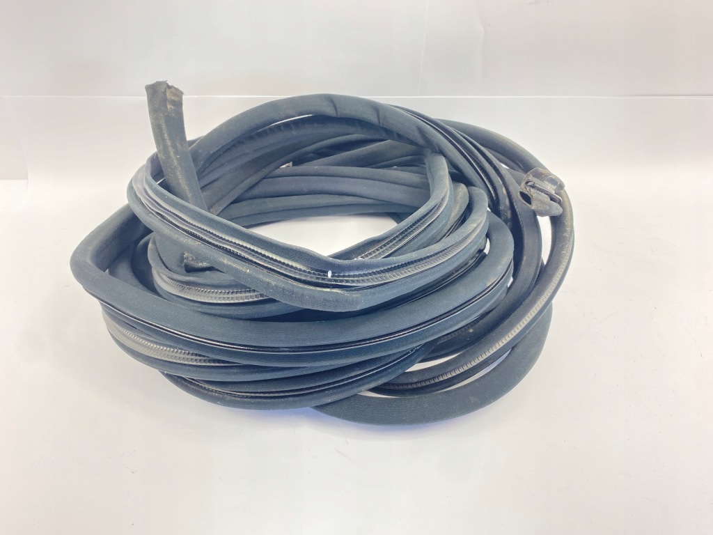 Уплотнители велюровые дверь чёрные 4шт комплект  mercedes w140 Цена