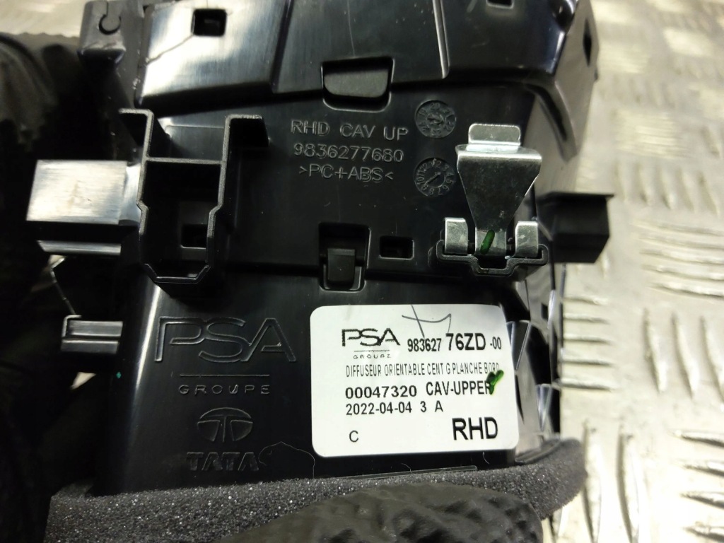 Opel mokka x 2023 форсунки / решётки обдув панели приборной панели Цена