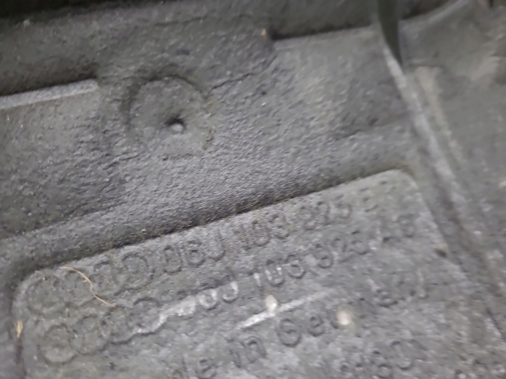 Накладка верхній двигуна audi a4 b8 2011 06j103925 Київ