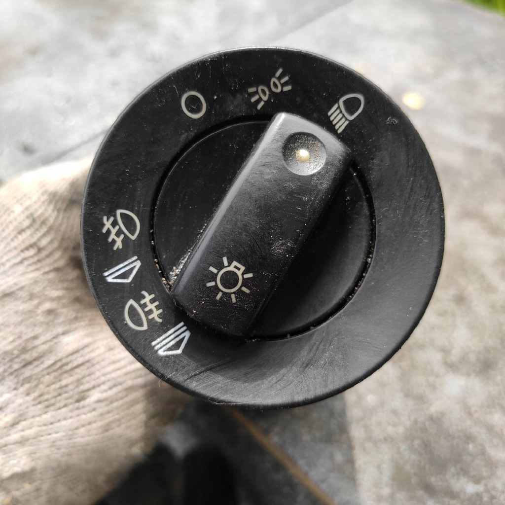 фото №1, Выключатель света a4 b6 b7 8e0941531