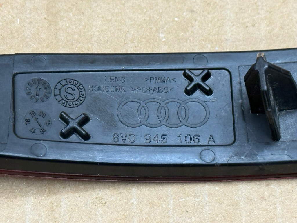 Audi a3 3 3 8v відбивач бампера заднього правий ліве 8v0945106a 8v0945105a Оригінал