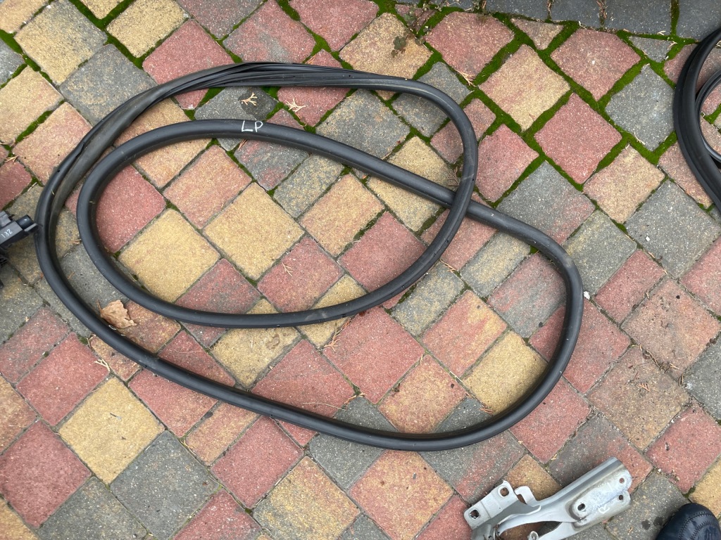 фото №1, Nissan juke i f15 прокладка кузовная дверь левый перед