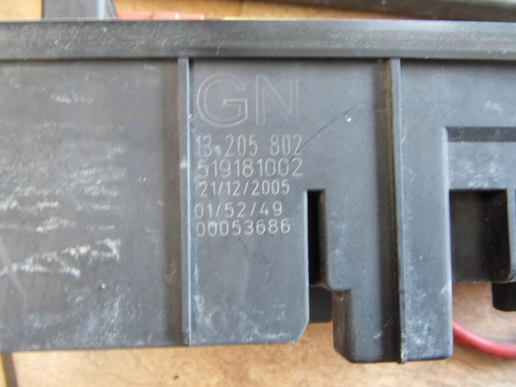 Vectra c 1.9cdti рестайлинг  06' sed коробка предохранителей 13205802 с Разборки