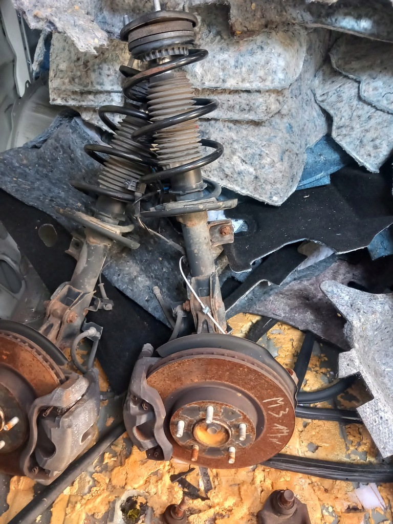 фото №1, Mazda 3 bm поворотный кулак левая амортизатор амортизационная стойка