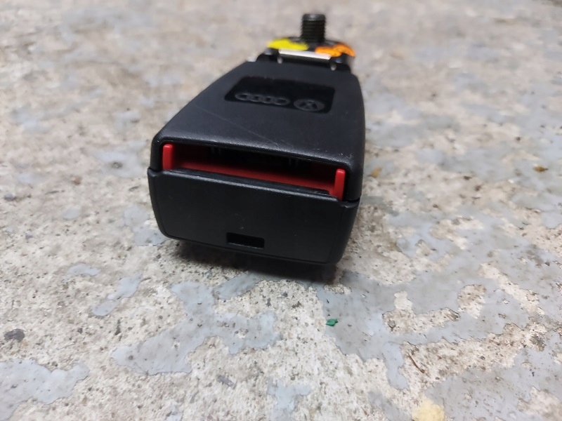 фото №2, Audi q7 4l0 замок поперечина предохранитель 3 ряд 4l0858491a