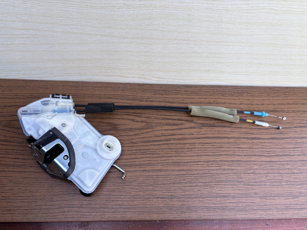 Купить Замок дверь правый  перед toyota prius plus 4pin 6903053120 50520112